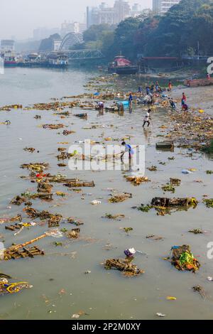 Spazzatura ed effigi scartati della dea Kali sulla riva del fiume Hooghly a Kolkata (Calcutta), capitale del Bengala Occidentale, India Foto Stock