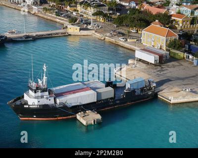La nave offshore Don Andres l assume carichi containerizzati a Kralendijk, Bonaire, Leeward Antille, Caraibi Foto Stock