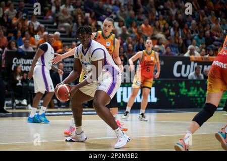 Kai James di CDB Clarinos Tenerife (L) e Raquel Carrera di Valencia Basket (R) in azione durante la Liga Femenina Endesa J24 il 4 marzo 2023 a Fue Foto Stock