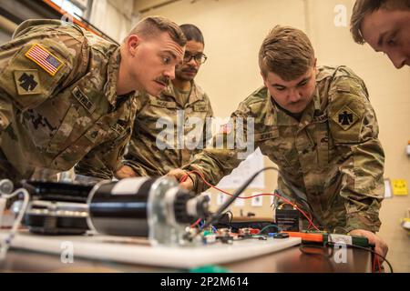 I guardiani nazionali dell'esercito dell'Oklahoma si sono riuniti per mettere alla prova le loro abilità meccaniche al secondo concorso annuale Mechanic of the Year tenutosi presso il Combined Support Maintenance Shop di Norman, Oklahoma, il 8 febbraio 2023. Otto squadre di quattro uomini hanno rappresentato i rispettivi negozi di manutenzione di tutto lo stato per mostrare le proprie competenze e dimostrare chi è il migliore meccanico, ma anche per entrare in rete tra gli altri concorrenti. (Foto della Guardia Nazionale dell'Oklahoma di Sgt. REECE Heck) Foto Stock