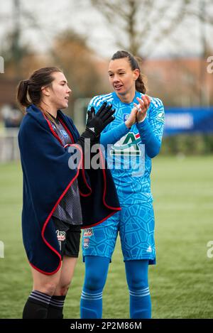 Vanessa Gilles dell'Olympique Lyonnais e Christiane Endler dell'Olympique Lyonnais celebrano la vittoria dopo la partita di calcio femminile della Coppa di Francia, dei quarti di finale tra lo Stade de Reims e l'Olympique Lyonnais (Lione) il 4 marzo 2023 allo stadio Bleriot di Betheny, vicino a Reims, Francia - Foto: Melanie Laurent / A2M Consulenza sportiva / DPPI/LiveMedia Foto Stock