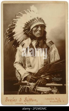 Studio ritratto di Sioux Chief High Horse (1852-1931) nel 1900 con un'aquila d'oro ventola punta ala e un tubo in pietra nera intarsiato piombo. (Foto di John A. Anderson) Foto Stock
