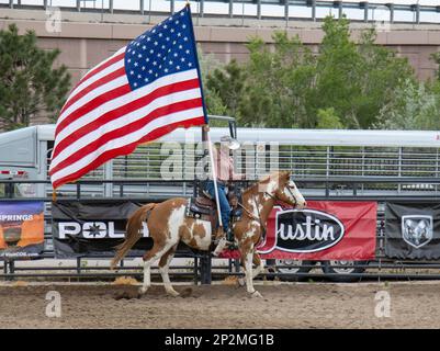 Trasporto tradizionale della bandiera americana durante l'apertura del rodeo a Colorado Springs, Colom. STATI UNITI Foto Stock