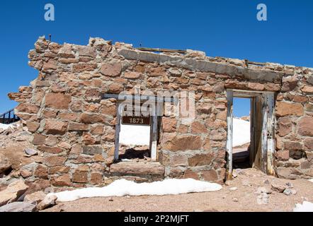 Resti dell'originale Summit House in cima a Pikes Peak in Colorado. STATI UNITI Foto Stock