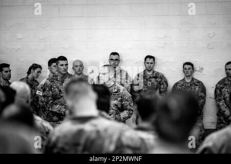 Christopher Laneve si rivolge ai paracadutisti della Brigade Combat Team 2nd, 82nd Divisione Airborne durante la preparazione all'operazione Falcon Blitz su Fort Bragg, NC, 27 gennaio 2023. I paracadutisti condurranno un'operazione aerea al fine di migliorare la preparazione e la letalità delle brigate. Foto Stock