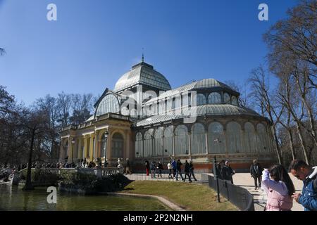 madrid 04-03-2023- palacio de cristas situado en el parque del retiro Foto Stock