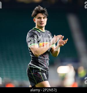 LONDRA, REGNO UNITO. 04th, Mar 2023. Marcus Smith di Harlequins saluta il fan dopo il Big Game 14 Gallagher Premiership Rugby Match Round 19 Harleqins vs Exeter Chiefs allo stadio di Twickenham sabato 04 marzo 2023. LONDRA INGHILTERRA. Credit: Taka G Wu/Alamy Live News Foto Stock