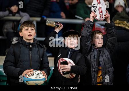 LONDRA, REGNO UNITO. 04th, Mar 2023. I fan più giovani durante Big Game 14 Gallagher Premiership Rugby Match Round 19 Harleqins vs Exeter Chiefs al Twickenham Stadium sabato 04 marzo 2023. LONDRA INGHILTERRA. Credit: Taka G Wu/Alamy Live News Foto Stock