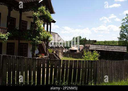 Il Muzeul Astra National Museum Complex a Sibiu, Romania, mostra i mulini rumeni e la storia dell'agricoltura. Foto Stock