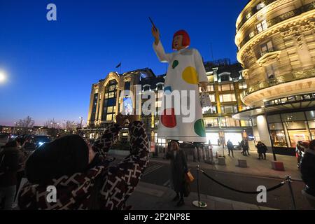 Parigi, Francia. 03rd Mar, 2023. Yayoi Kusama investe Louis Vuitton, di fronte alla Samaritaine. LV DREAM, il nome del nuovo spazio espositivo gratuito che si apre di fronte alla Senna e alla Samaritaine a Parigi, in Francia il 3 marzo 2023. (Foto di Lionel Urman/Sipa USA) Credit: Sipa USA/Alamy Live News Foto Stock