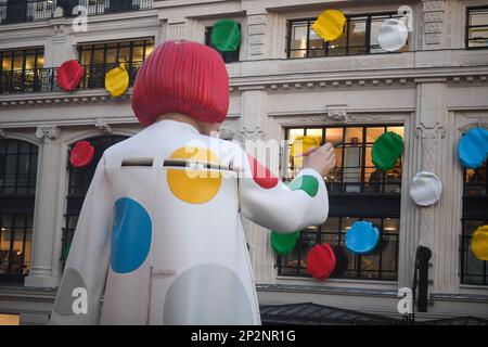 La gigantesca Yayoi Kusama davanti alla sede di Louis Vuitton, di fronte  alla Samaritaine 