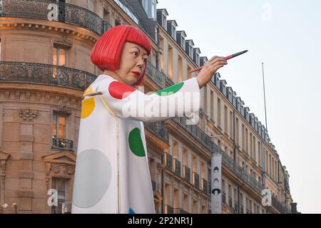 Parigi, Francia. 03rd Mar, 2023. Yayoi Kusama investe Louis Vuitton, di fronte alla Samaritaine. LV DREAM, il nome del nuovo spazio espositivo gratuito che si apre di fronte alla Senna e alla Samaritaine a Parigi, in Francia il 3 marzo 2023. (Foto di Lionel Urman/Sipa USA) Credit: Sipa USA/Alamy Live News Foto Stock