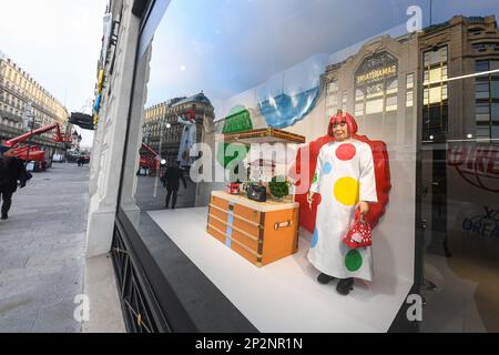 La gigantesca Yayoi Kusama davanti alla sede di Louis Vuitton, di fronte  alla Samaritaine 