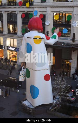 La gigantesca Yayoi Kusama davanti alla sede di Louis Vuitton, di fronte  alla Samaritaine 