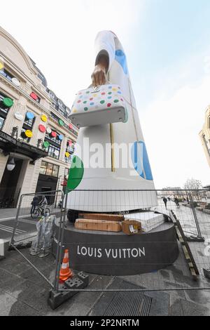 Parigi, Francia. 03rd Mar, 2023. Yayoi Kusama investe Louis Vuitton, di fronte alla Samaritaine. LV DREAM, il nome del nuovo spazio espositivo gratuito che si apre di fronte alla Senna e alla Samaritaine a Parigi, in Francia il 3 marzo 2023. (Foto di Lionel Urman/Sipa USA) Credit: Sipa USA/Alamy Live News Foto Stock