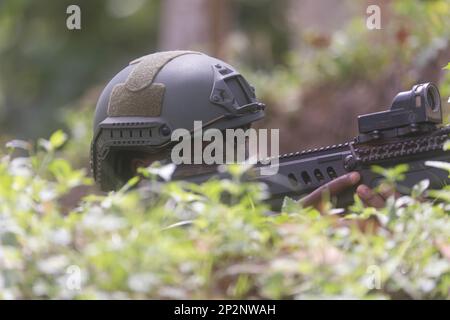 Il Soldato delle forze speciali ivoriane fornisce copertura mentre i membri del team sgombrano un'area rurale simulata del villaggio mentre si allenano con il 3rd° Gruppo delle forze speciali (Airborne) durante Flintlock vicino ad Abidjan, Côte d'Avorio, 2 marzo 2023. Flintlock offre alle nazioni africane l'opportunità, insieme ad altri eventi ospitati dai militari degli Stati Uniti, di condividere le loro strategie e Best practice per accelerare la capacità collettiva di adattarsi e superare la minaccia terroristica. (STATI UNITI Foto dell'esercito di Sgt. Ashlind House) Foto Stock