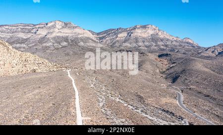 I sentieri escursionistici si trovano in tutto il Red Rock Canyon a Las Vegas, che offrono agli avventurieri l'accesso alla remota natura selvaggia dell'area protetta. Foto Stock