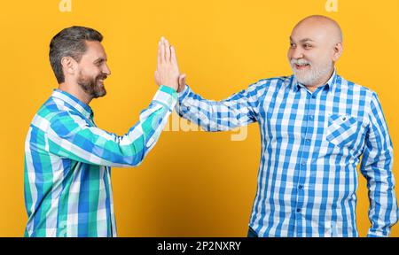 cinque amici di due generazioni sullo sfondo. foto di amici di due generazioni che danno cinque con le mani Foto Stock