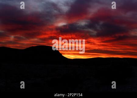 La luce del sole che torreggia sulla cima di una montagna nel Red Rock Canyon del Nevada, appena fuori Las vegas, Nevada. Foto Stock