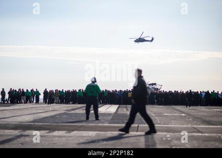 230222-N-OB471-1105 OCEANO ATLANTICO (22 febbraio 2023) i marinai conducono detriti di oggetti estranei camminano sul ponte di volo a bordo della portaerei di classe Nimitz USS Dwight D. Eisenhower (CVN 69). IKE, con la Carrier Air Wing 3 imbarcata, sta conducendo il TSTA (Tailored Ship's Training Availability) e il FEP (Final Evaluation Problem) come parte della fase di base del piano di risposta ottimizzato per la flotta. (STATI UNITI Foto Navy di Mass Communication Specialist 2nd Class Jacob Hilgendorf/rilasciato) Foto Stock