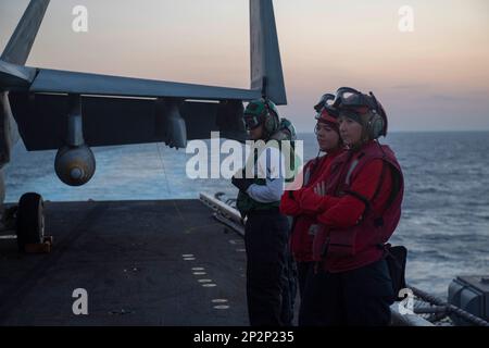 230228-N-ND021-1032 OCEANO ATLANTICO (28 febbraio 2023) i marinai si trovano a bordo della portaerei di classe Nimitz USS Dwight D. Eisenhower (CVN 69). IKE, con la Carrier Air Wing 3 imbarcata, sta conducendo il TSTA (Tailored Ship's Training Availability) e il FEP (Final Evaluation Problem) come parte della fase di base del piano di risposta ottimizzato per la flotta. (STATI UNITI Foto Navy di Mass Communication Specialist 3rd Class Rodrigo Caldas/rilasciato) Foto Stock