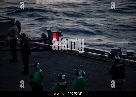 230228-N-OB471-1168 OCEANO ATLANTICO (28 febbraio 2023) i marinai effettuano operazioni di volo sul ponte di volo a bordo della portaerei di classe Nimitz USS Dwight D. Eisenhower (CVN 69). IKE, con la Carrier Air Wing 3 imbarcata, sta conducendo il TSTA (Tailored Ship's Training Availability) e il FEP (Final Evaluation Problem) come parte della fase di base del piano di risposta ottimizzato per la flotta. (STATI UNITI Foto Navy di Mass Communication Specialist 2nd Class Jacob Hilgendorf/rilasciato) Foto Stock