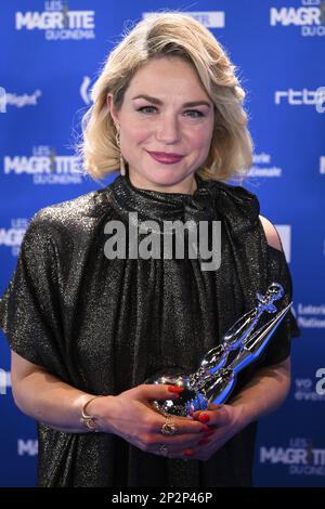 L'attrice Emilie Dequenne si pone con il suo prezzo per la migliore attrice alla 12th edizione della cerimonia di premiazione del film 'Magritte du Cinema', sabato 04 marzo 2023, a Bruxelles. I premi sono premiati ai film dei produttori belgi di lingua francese. FOTO DI BELGA LAURIE DIEFFEMBACQ Foto Stock