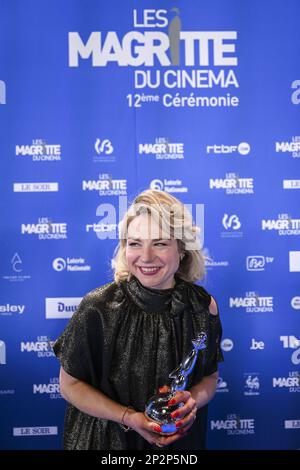 L'attrice Emilie Dequenne si pone con il suo prezzo per la migliore attrice alla 12th edizione della cerimonia di premiazione del film 'Magritte du Cinema', sabato 04 marzo 2023, a Bruxelles. I premi sono premiati ai film dei produttori belgi di lingua francese. FOTO DI BELGA LAURIE DIEFFEMBACQ Foto Stock