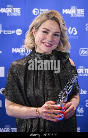 L'attrice Emilie Dequenne si pone con il suo prezzo per la migliore attrice alla 12th edizione della cerimonia di premiazione del film 'Magritte du Cinema', sabato 04 marzo 2023, a Bruxelles. I premi sono premiati ai film dei produttori belgi di lingua francese. FOTO DI BELGA LAURIE DIEFFEMBACQ Foto Stock