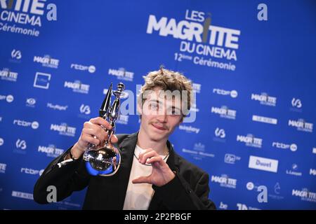 L'attore Igor Van Dessel posa con il suo prezzo alla 12th edizione della cerimonia di premiazione del film 'Magritte du Cinema', sabato 04 marzo 2023, a Bruxelles. I premi sono premiati ai film dei produttori belgi di lingua francese. FOTO DI BELGA LAURIE DIEFFEMBACQ Foto Stock