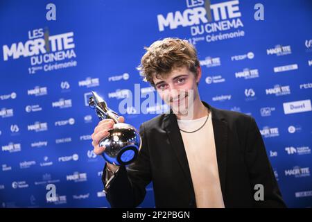 L'attore Igor Van Dessel posa con il suo prezzo alla 12th edizione della cerimonia di premiazione del film 'Magritte du Cinema', sabato 04 marzo 2023, a Bruxelles. I premi sono premiati ai film dei produttori belgi di lingua francese. FOTO DI BELGA LAURIE DIEFFEMBACQ Foto Stock