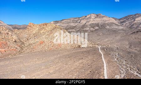 I sentieri escursionistici si trovano in tutto il Red Rock Canyon a Las Vegas, che offrono agli avventurieri l'accesso alla remota natura selvaggia dell'area protetta. Foto Stock