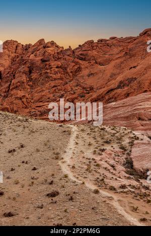 I sentieri escursionistici si trovano in tutto il Red Rock Canyon a Las Vegas, che offrono agli avventurieri l'accesso alla remota natura selvaggia dell'area protetta. Foto Stock