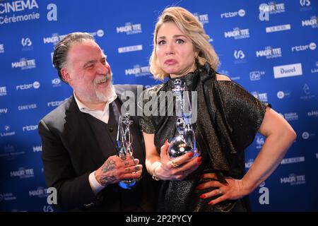 L'attrice-regista Bouli Lanners e l'attrice Emilie Dequenne posano con i loro premi all'edizione 12th della cerimonia di premiazione del film 'Magritte du Cinema', a Bruxelles. I premi sono premiati ai film dei produttori belgi di lingua francese. FOTO DI BELGA LAURIE DIEFFEMBACQ Foto Stock