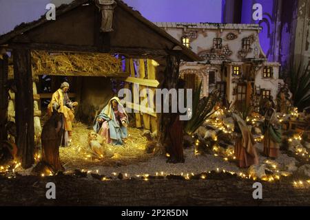 Presepe di Natale in una chiesa in Italia Foto Stock