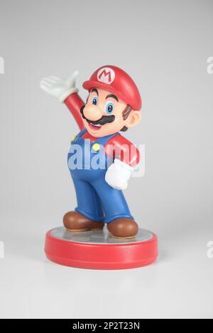 New York, NY - 9 ottobre 2021: Nintendo Super Mario Bros. Serie Amiibo isolato Foto Stock