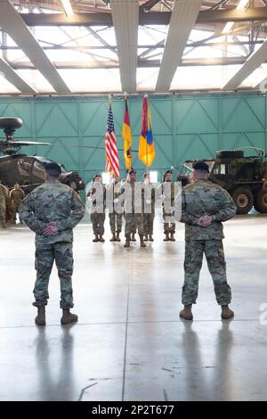 12th Brigata dell'Aviazione di combattimento (12 CAB), soldati, famiglia e membri della comunità di Ansbach, riuniti per la cerimonia del cambiamento di responsabilità per il comando uscente Sergente maggiore, il comando Sgt. Maj. Zane B. Hansen al comando entrante Sergente maggiore, il comando Sgt. Maj. Kyle P. Clutter. La cerimonia si è svolta a Hangar 2 presso il Katterbach Airfield, Ansbach, Germania, 16 febbraio 2023. Foto Stock