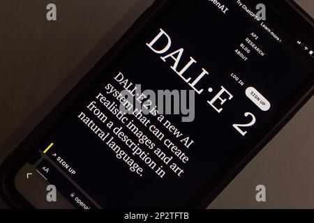 Sito web di DALL-e 2 su uno schermo di iPhone. DALL-e (stilizzato come DALL·e) sono modelli di deep learning sviluppati da OpenAI per generare immagini digitali da testo Foto Stock