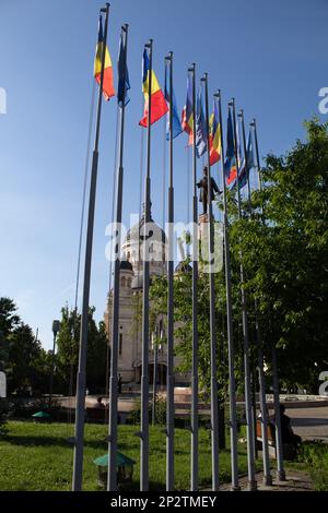 Bandiere di fronte alla Dormizione della Cattedrale di Theotokos, Cluj-Napoca, Romania Foto Stock