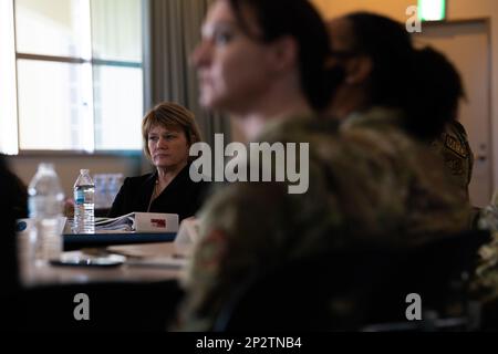 Seileen Mullen, Vicesegretario alla Difesa per gli Affari sanitari, partecipa a un briefing con la leadership di 18th Medical Group durante una visita alla base aerea di Kadena, Giappone, 1 febbraio 2023. Mullen è stato condotto in un tour dell'MDG per comprendere le capacità e le difficoltà che si trovano ad affrontare alla base aerea di Kadena. Foto Stock