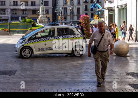 Malaga, Spagna - Giugno 18th 2018:Police auto bloccare l'accesso pedonale per prevenire attacchi terroisti, la città è la capitale di una provincia con la stessa Foto Stock