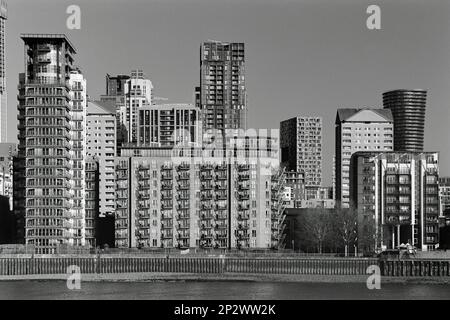 Nuovi appartamenti e uffici sul lungomare di Canary Wharf, Londra UK, vista dalla riva sud del Tamigi Foto Stock