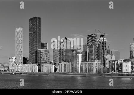 Skyline di Canary Wharf in bianco e nero, London Docklands UK, visto dalla riva sud del Tamigi a Surrey Quays Foto Stock