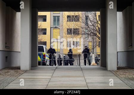 Forze di polizia federali che bloccano la strada a causa di una manifestazione. Poliziotti in piedi su un sentiero dietro una barriera e in attesa dei manifestanti. Foto Stock