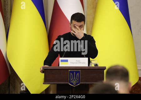 Lviv, Ucraina. 03rd Mar, 2023. Il Presidente dell'Ucraina Volodymyr Zelenskyy e il Presidente della Repubblica di Lettonia Egils Levits (non raffigurato) partecipano ad una conferenza stampa congiunta. Credit: SOPA Images Limited/Alamy Live News Foto Stock