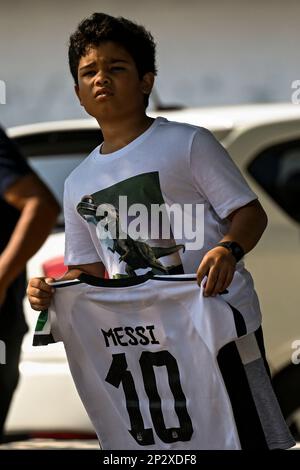 Ilopango, El Salvador. 04th Mar, 2023. Un giovane ragazzo tiene in mano una maglia di Lionel messi per ottenere un autografo dal capo allenatore Lionel Scaloni della nazionale di calcio argentina quando arriva a El Salvador. L'allenatore di calcio argentino ha visitato il paese centroamericano per tenere discorsi durante un seminario. (Foto di Camilo Freedman/SOPA Images/Sipa USA) Credit: Sipa USA/Alamy Live News Foto Stock