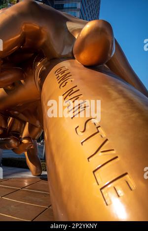 Statua in bronzo della famosa canzone kpop in stile Gangnam di Psy di fronte al centro commerciale COEX di Seoul, Corea del Sud, il 24 ottobre 2021 Foto Stock