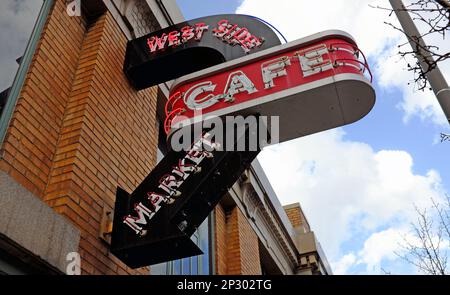 Un cartello al neon appeso che indica il West Side Market Cafe all'interno dello storico West Side Market di Cleveland, Ohio, Stati Uniti. Foto Stock