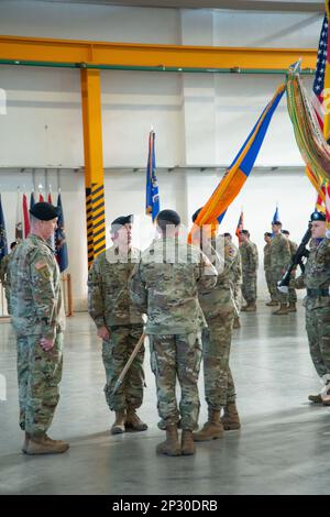 12th Brigata dell'Aviazione di combattimento (12 CAB), soldati, famiglia e membri della comunità di Ansbach, riuniti per la cerimonia del cambiamento di responsabilità per il comando uscente Sergente maggiore, il comando Sgt. Maj. Zane B. Hansen al comando entrante Sergente maggiore, il comando Sgt. Maj. Kyle P. Clutter. La cerimonia si è svolta a Hangar 2 presso il Katterbach Airfield, Ansbach, Germania, 16 febbraio 2023. Foto Stock