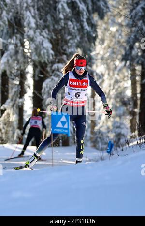 Klingenthal, Germania. 28th Feb, 2023. Ronja Loh, laureata e atleta agonistica, partecipa al suo esame di Abitur nello sci di fondo. Gli studenti del campus sportivo di Klingenthal devono completare 10 chilometri per l'esame nella loro specializzazione nordica combinata, le ragazze 5 chilometri in pattinaggio entro un certo tempo in grado. Una formazione sportiva invernale competitiva ha una lunga tradizione nel sud della Sassonia. Le tre scuole d'élite della Sassonia riportano successi in materia di concorrenza e investimenti in milioni di persone. Credit: Jan Woitas/dpa/Alamy Live News Foto Stock